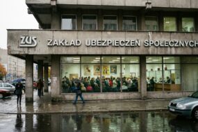 składki ZUS ludzie w urzędzie